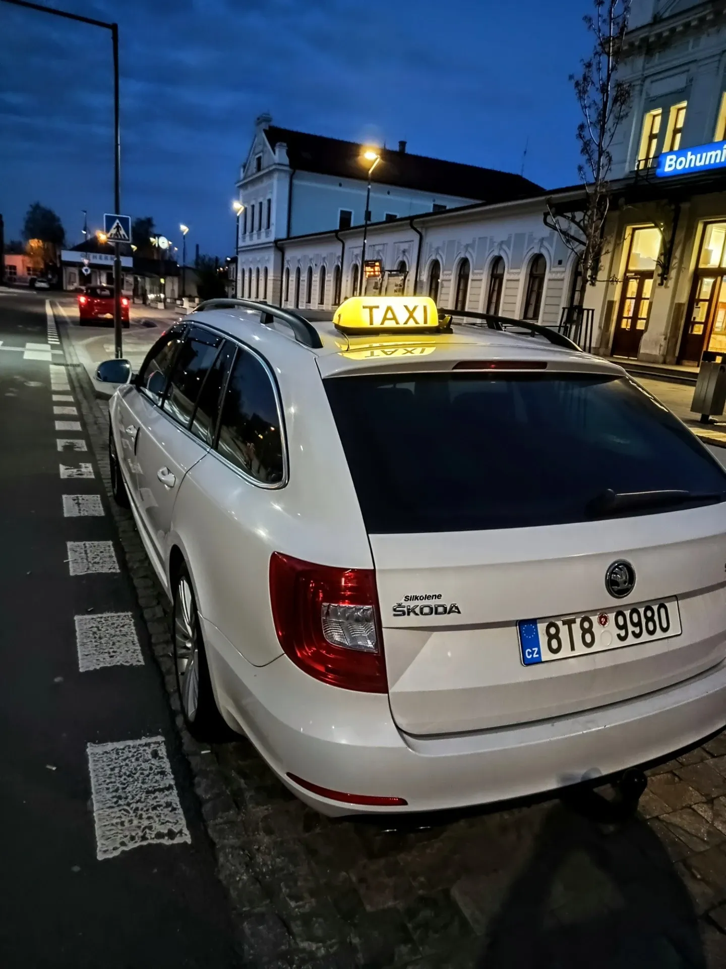 Žluté taxi TaxiBohumín na ulici v Bohumíně